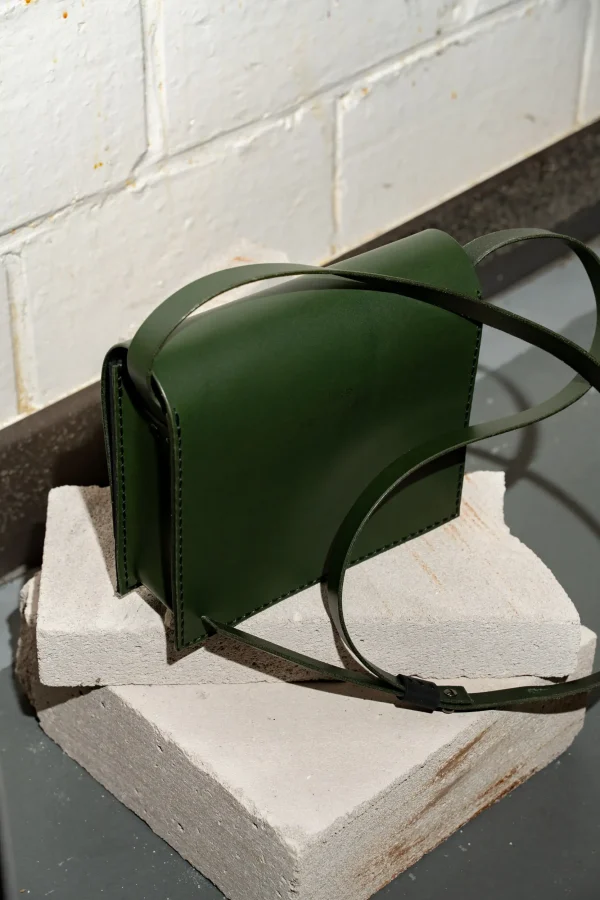 Achterkant van de groene Reese W. handtas met groene riem.